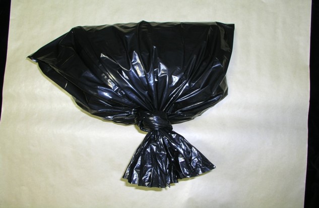 L&auml;gg d&auml;refter f&ouml;rpackningen i ytterligare en plastp&aring;se som f&ouml;rsluts. L&auml;gg vid behov tidningspapper mellan p&aring;sarna.