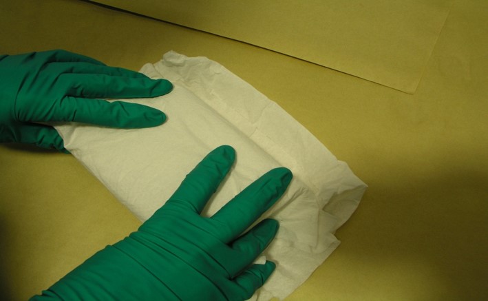 Pehme&auml;n paperin k&auml;&auml;riminen kuplamuovipaketin ymp&auml;rille