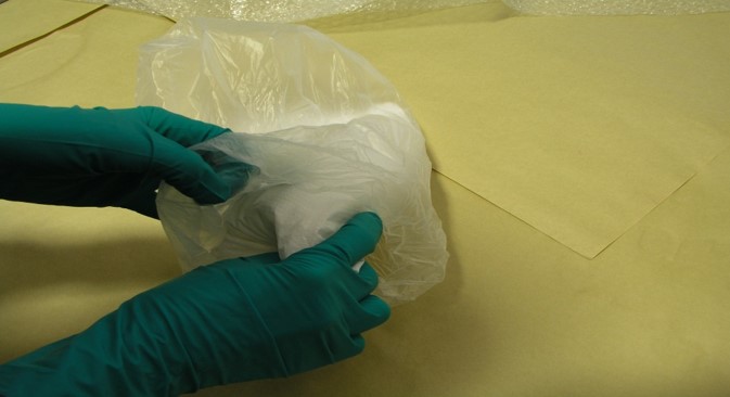 N&auml;ytepaketin laittaminen muovipussiin