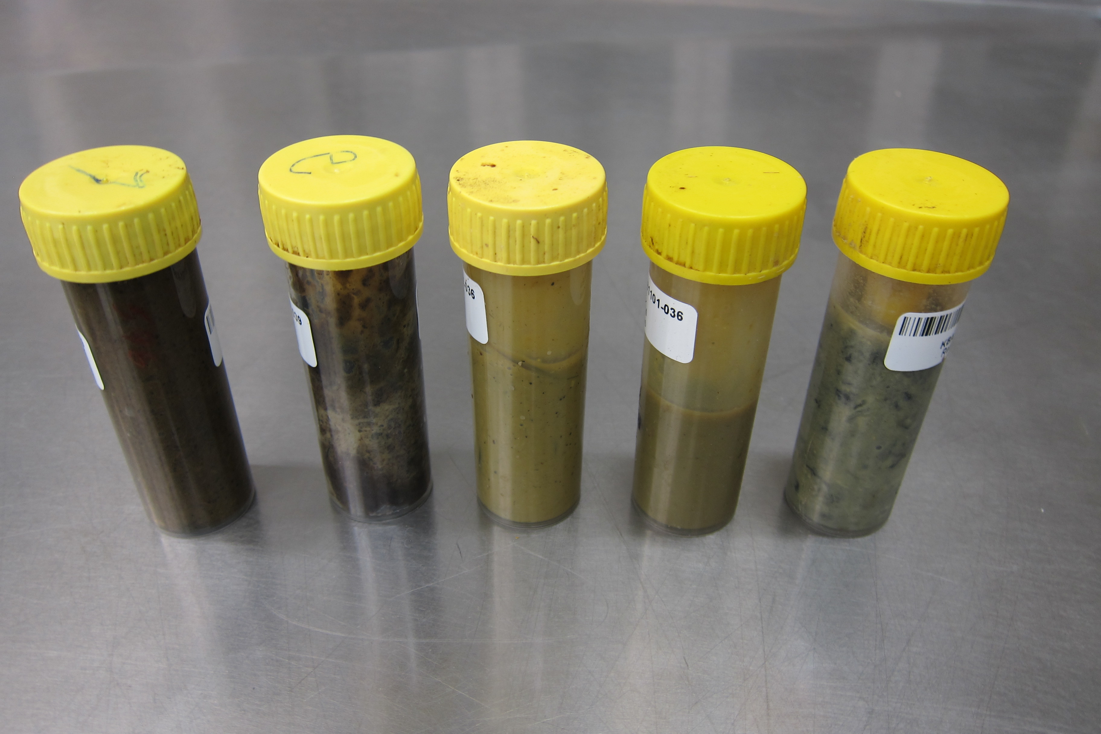 Kierrekorkilliset purkit ulosten&auml;ytteille.