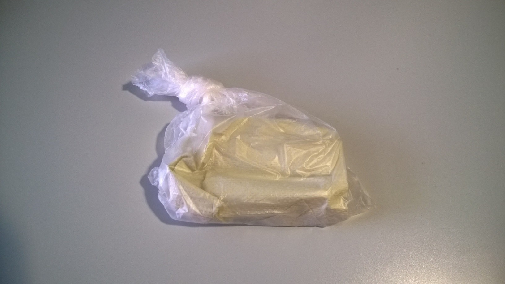 N&auml;ytepurkit k&auml;&auml;rittyn&auml; paperiin ja suljettuna muovipussiin.