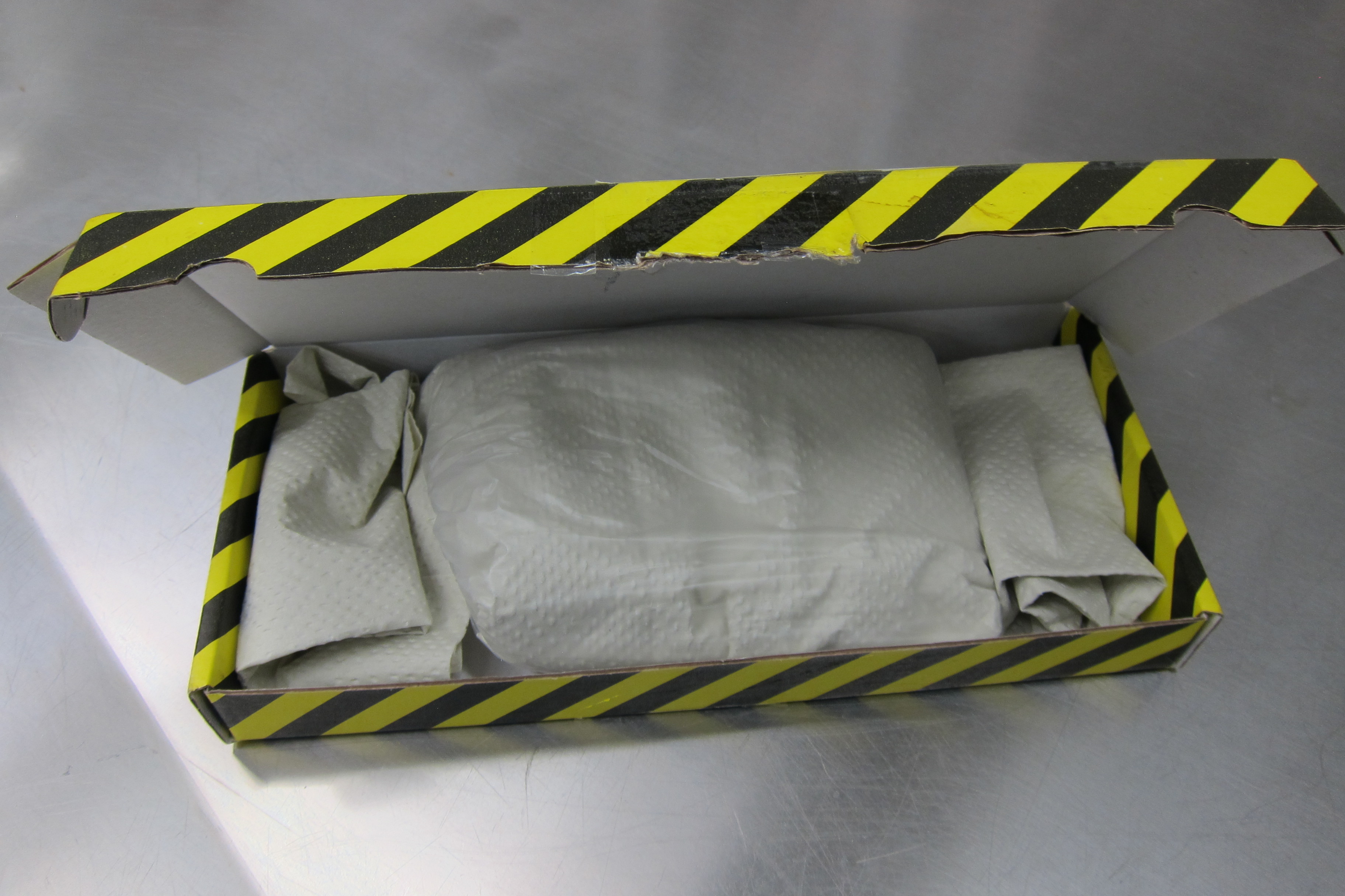 Ulosten&auml;ytteet pakattuna keltamustaraidalliseen laatikkoon.