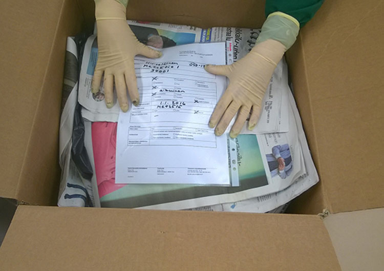 Lopuksi n&auml;yte pakataan t&auml;ytemateriaalin kanssa (esim. rypistetty sanomalehti) tukevaan laatikkoon. Laatikkoon pit&auml;&auml; laittaa my&ouml;s l&auml;hete mukaan.