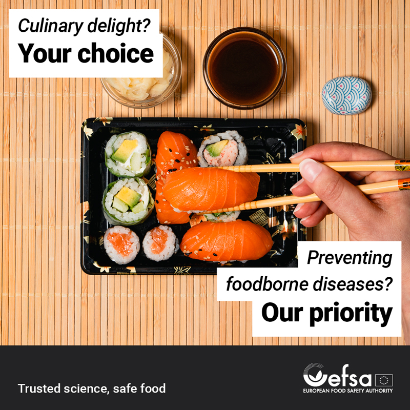 Kuva sushisetist&auml; ja k&auml;siss&auml; olevista sy&ouml;m&auml;puikoista