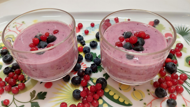Kuvassa maitorahka-marjasmoothie.
