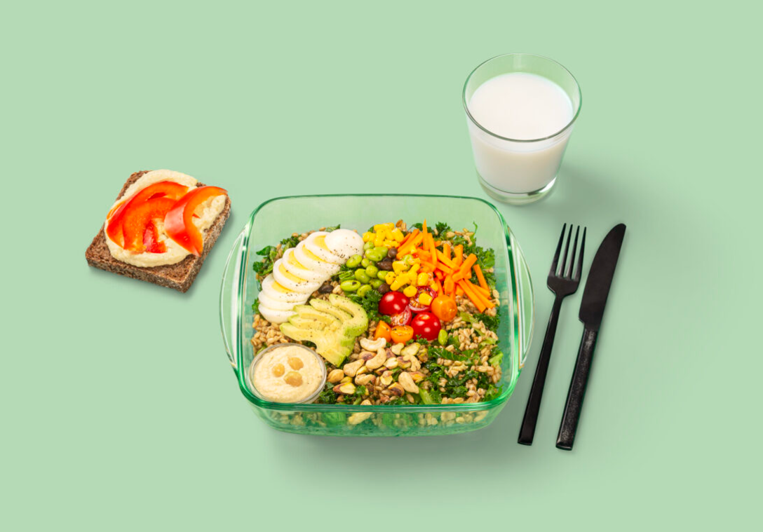 Kuvasa ev&auml;lautasmalli, joka sis&auml;lt&auml;&auml; monipuolisesti kasviksia, hummusta, lasin rasvatonta maitoa tai piim&auml;&auml; sek&auml; t&auml;ysjyv&auml;leiv&auml;n hummuksella ja paprikan siivuilla.