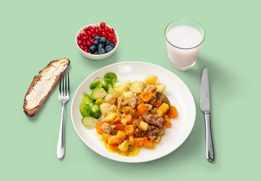 Lautasmallissa on p&auml;&auml;ruokana h&auml;rk&auml;papukasvispata. Lis&auml;ksi t&auml;ysipainoiseen ateriaan kuuluu kasvislis&auml;ke, marja- tai hedelm&auml;j&auml;lkiruoka, t&auml;ysjyv&auml;leip&auml; kasvirasvalevitteell&auml; ja lasi rasvatonta maitoa tai piim&auml;&auml; tai t&auml;ydennetty&auml; kasvijuomaa.