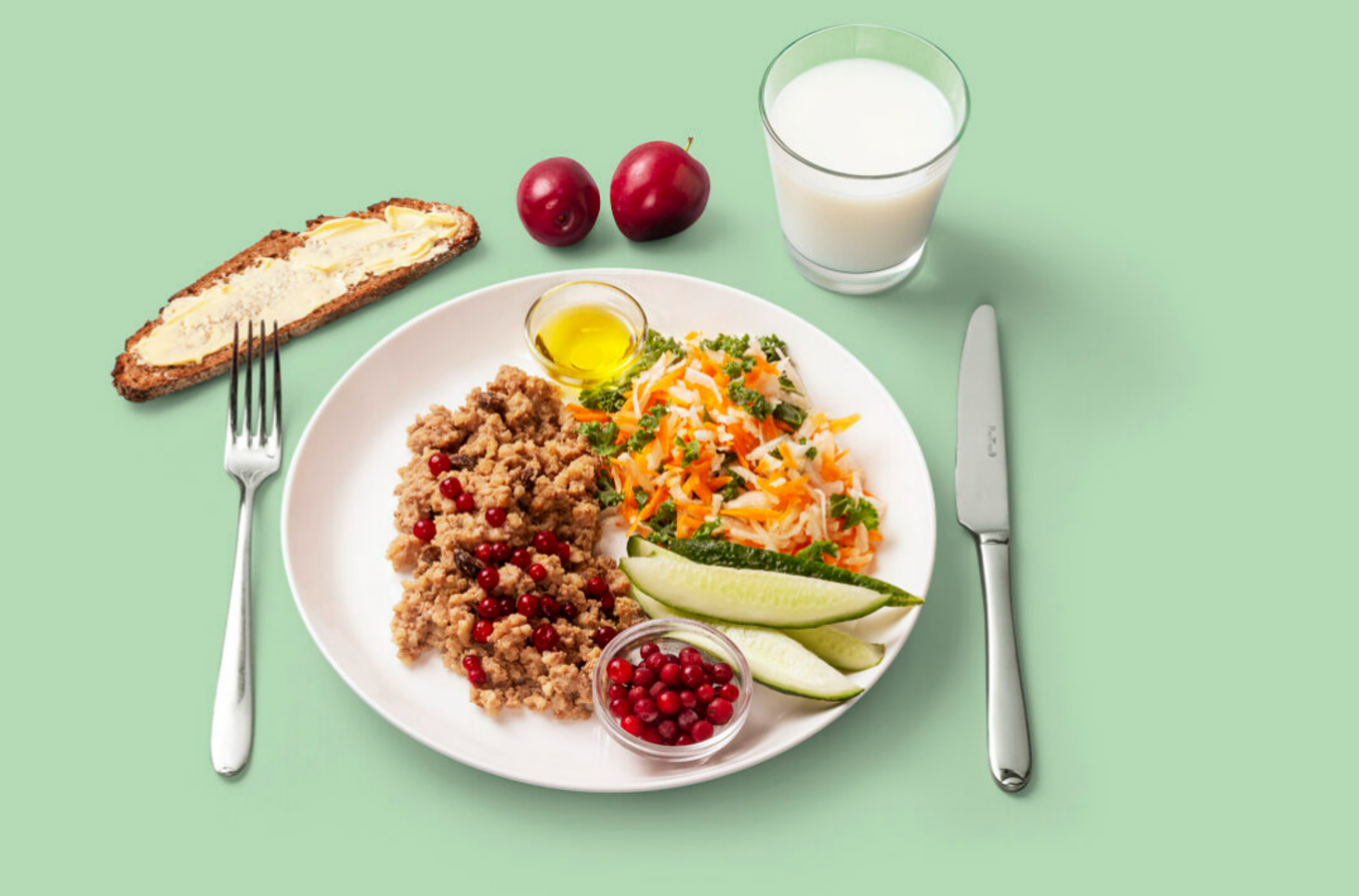 Lautasmallissa on p&auml;&auml;ruokana maksalaatikkoa. Puolet lautasesta t&auml;ytetty kasviksilla. Lautasmalli sis&auml;lt&auml;&auml; my&ouml;s &ouml;ljypohjaisen salaatinkastikkeen, t&auml;ysjyv&auml;leiv&auml;n kasvirasvalevitteell&auml;, rasvatonta maitoa tai piim&auml;&auml; ja kaksi luumua j&auml;lkiruoaksi 