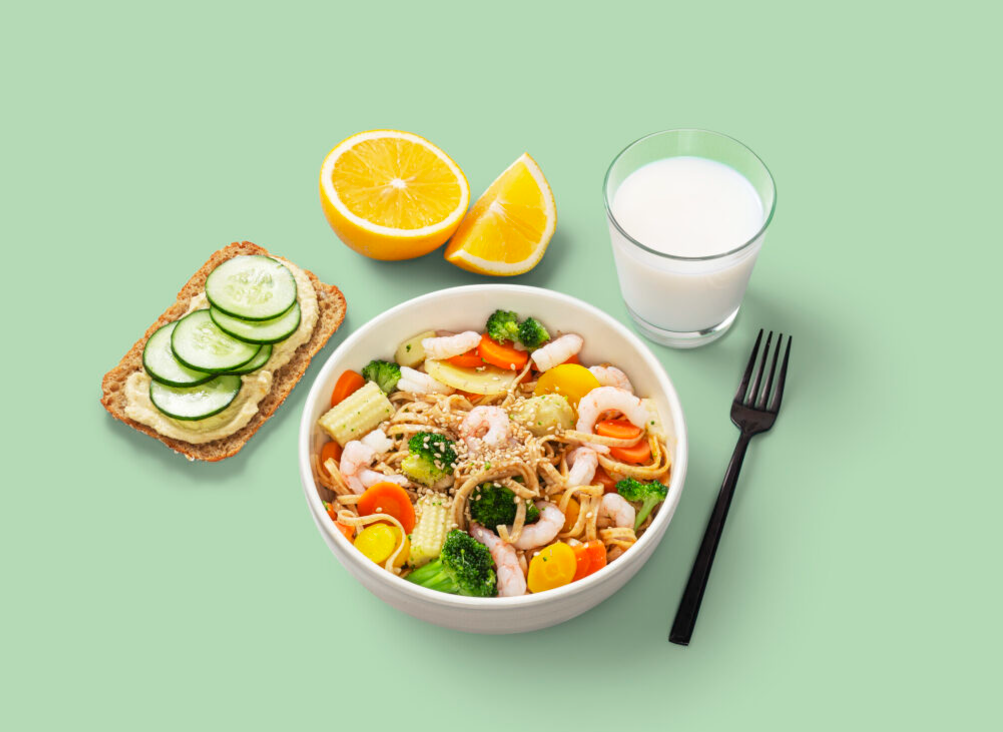 Lautasmalli sis&auml;lt&auml;&auml; pakastevihanneksista ja katkaravuista sek&auml; t&auml;ysjyv&auml;pastasta tehdyn vokkiannoksen. Lis&auml;ksi lautasmalli sis&auml;lt&auml;&auml; t&auml;ysjyv&auml;leiv&auml;n, jonka p&auml;&auml;ll&auml; on huummusta ja kurkkua, lasin rasvatonta maitoa tai piim&auml;&auml; sek&auml; j&auml;lkiruoaksi appelsiinin.