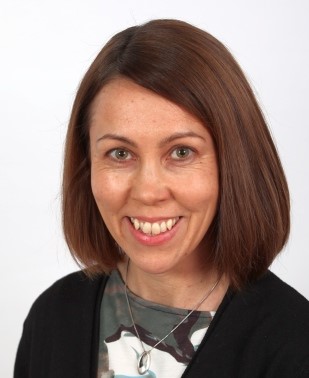 Henkil&ouml;kuva Ruokaviraston lean-p&auml;&auml;llikk&ouml; Sanna Askolinista.