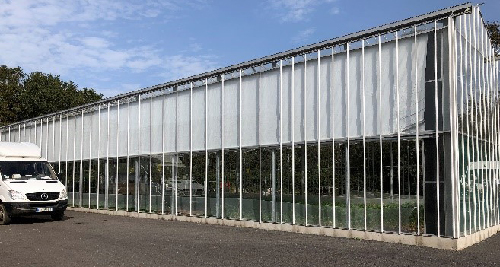 Minimukulatuotantoon varattu kasvihuone mikrolis&auml;yslaboratorion vieress&auml;. 