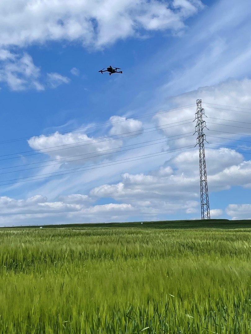 Kuva 1. Drooni kuvattuna Węgrzcen maatalouslajikkeiden arviointiin erikoistuneella kokeiluasemalla j&auml;rjestetyss&auml; drooniavusteisen viljelystarkastuksen esittelyss&auml; Puolassa &copy;Ruokavirasto